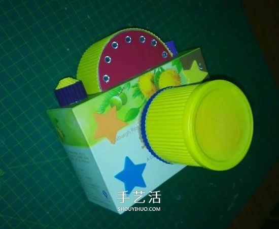 幼儿园手工作品图片 废物利用做的漂亮相机(图4)