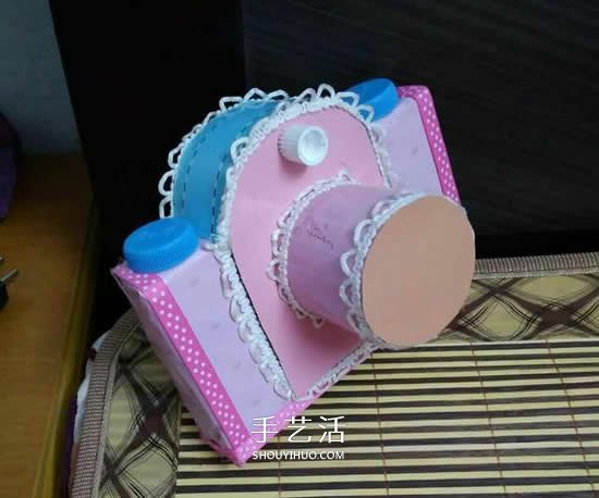 幼儿园手工作品图片 废物利用做的漂亮相机(图7)