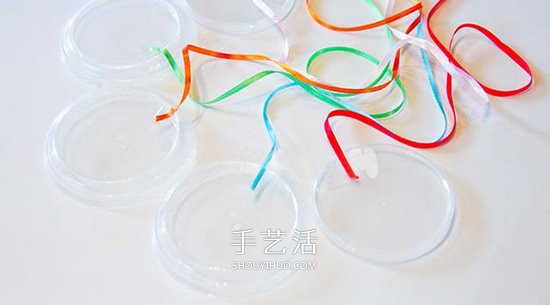 酸奶盖子废物利用 手工制作彩虹风铃的方法(图1)