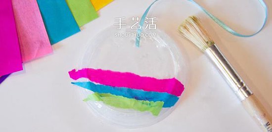 酸奶盖子废物利用 手工制作彩虹风铃的方法(图2)