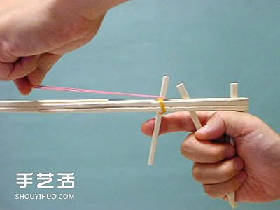 连发皮筋枪怎么做图解 自制连发皮筋枪做法(图2)