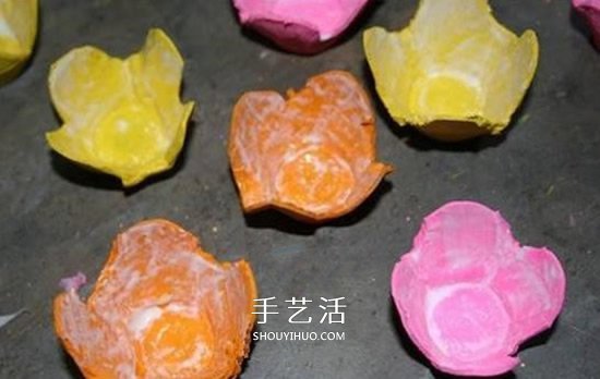 蛋托制作立体花朵装饰画 简单蛋托装饰画做法(图4)