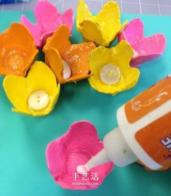 蛋托制作立体花朵装饰画 简单蛋托装饰画做法(图5)
