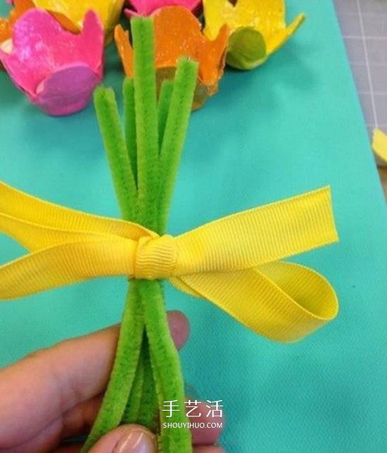 蛋托制作立体花朵装饰画 简单蛋托装饰画做法(图6)