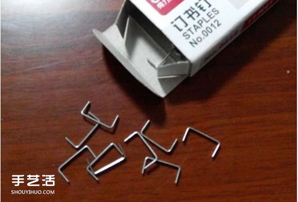 订书钉玫瑰花制作图解 用订书钉做玫瑰的步骤(图2)