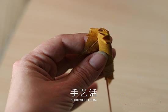 枫叶怎么做玫瑰花教程 简单枫叶玫瑰DIY方法(图4)
