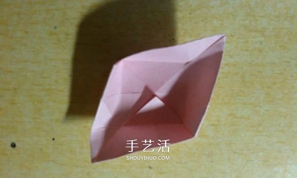 镂空纸花球怎么折图解 简单手工花球的折法(图6)