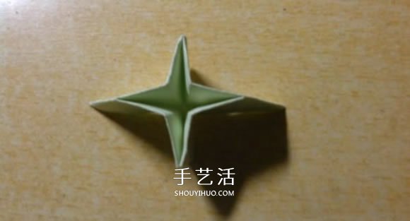 镂空纸花球怎么折图解 简单手工花球的折法(图8)