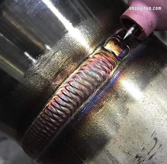 利用焊接工艺在金属管上烧出一圈魔幻彩虹(图2)