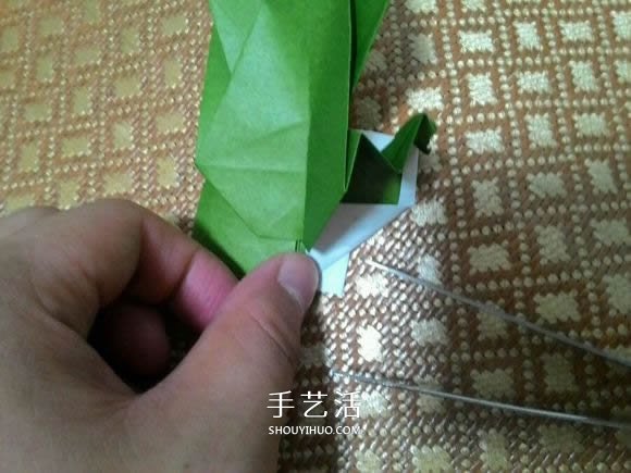 圣诞老人折纸步骤图解 纸折圣诞老人怎么折(图36)