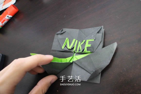 耐克标志的折纸方法 怎么折NIKE标志的图解(图35)