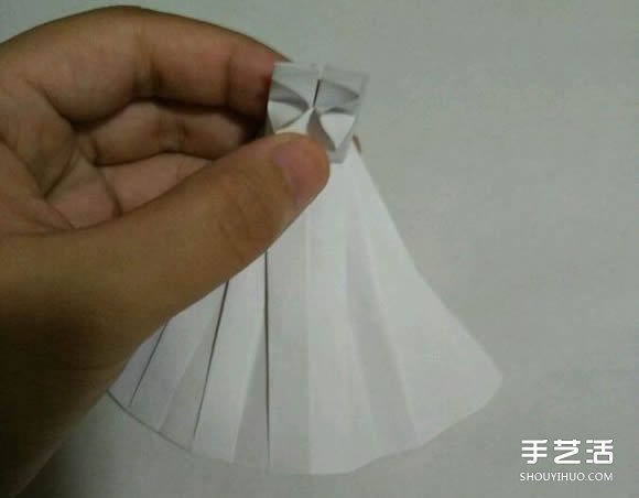 折纸婚纱裙的折法图解 婚纱的折纸方法步骤(图11)