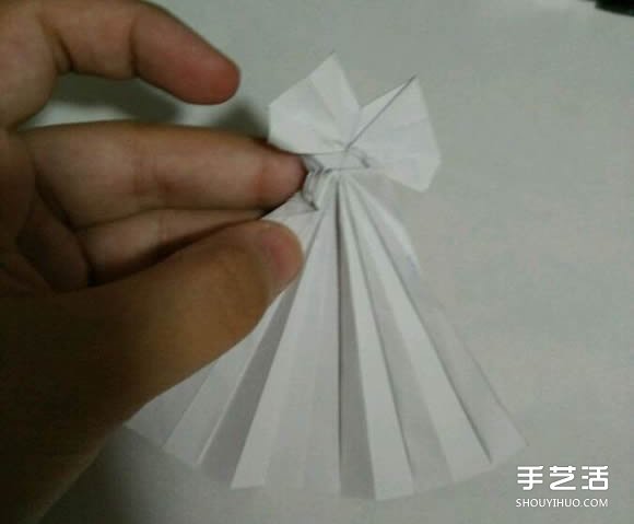 折纸婚纱裙的折法图解 婚纱的折纸方法步骤(图22)